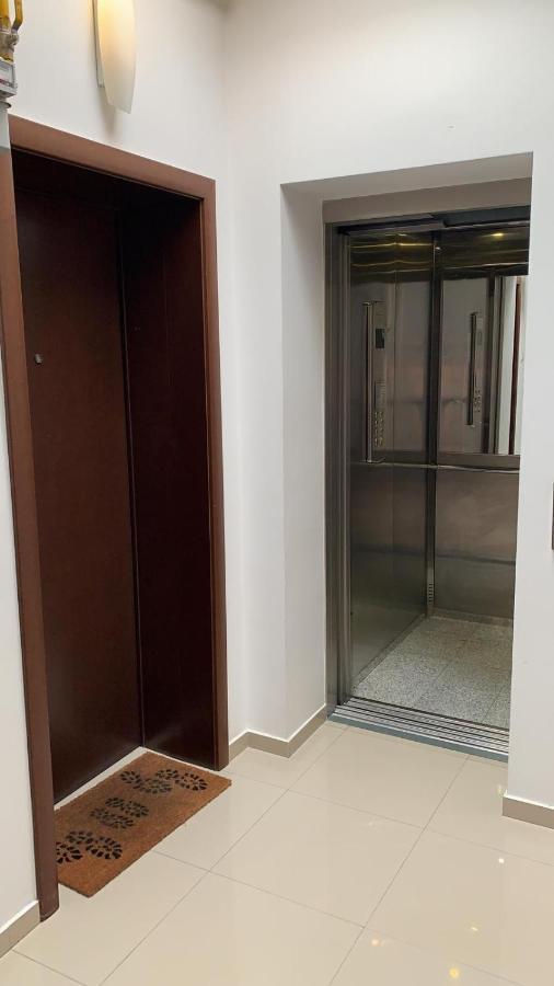 Centru Unirii Luxury Vip Apartament 2 Camere 98 Mp ! Parcare Subterana Privata Incalzita Iarna Si Climatizata Vara Doar Cu Rezervare In Limita Locurilor Disponibile ! Proprietate In Regim Hoteliep - Nu Are Bucatarie ! Бухарест Экстерьер фото